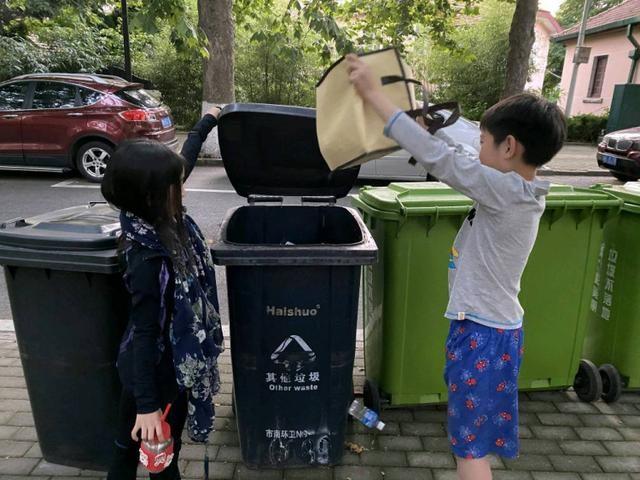 暑假里带头垃圾分类 青岛小学生开展"家庭劳动日"主题实践活动